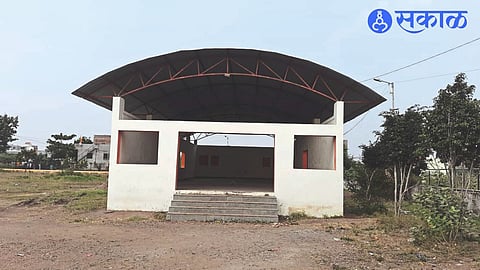 A shed in the park behind the Marathi school in Soygaon is a hangout for drunkards.