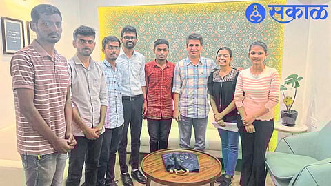 MLA Satyajit Tambe with a delegation of orphans.