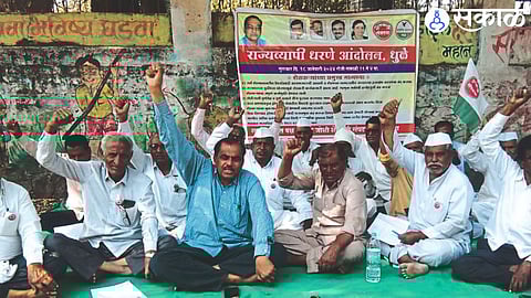 Officials of Independent Bharat Party and Farmers Association during the dharna movement.