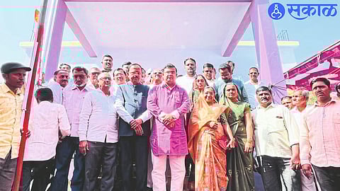 Jayakumar Rawal, Dr. present after changing the name of Rahimpure village . Subhash Bhamre, Narayan Patil and villagers.