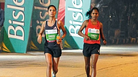 mumbai half marathon women amrita patel rank 1st and buldhana poonam sonu rank 2nd