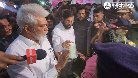 Anganwadi worker touch feet of CM Shinde Nashik News