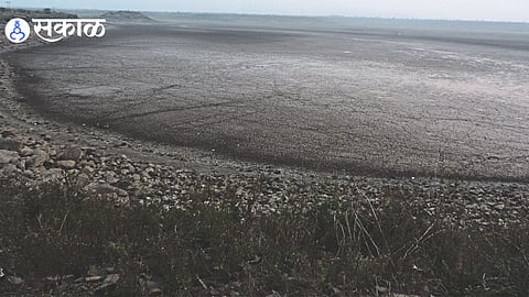 Nakane Lake, which used to quench the thirst of 40 percent of the citizens of Dhule city, has become virtually dry today.
