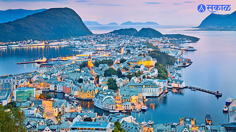 Travel : जगभरातील 'ही' चार ठिकाणं, जिथं होत नाही सूर्यास्त! जाणून घ्या