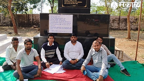 BJP corporator Vijay Kanade started a hunger strike in Tehsil office along with Taluka President Rajendra Nikule and office bearers.
