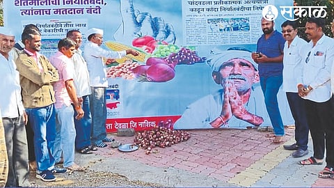 Officials and farmers of farmers' organizations putting up a sign banning voting to those who banned exports.