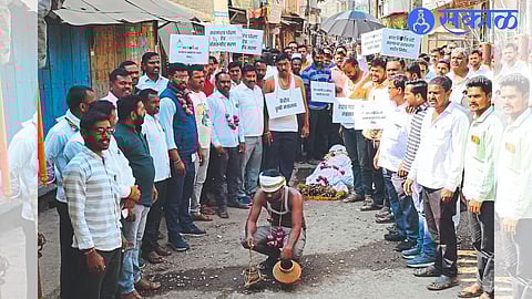 Officials of 'Prahar' organization taking out symbolic funeral procession of farmer against onion export ban