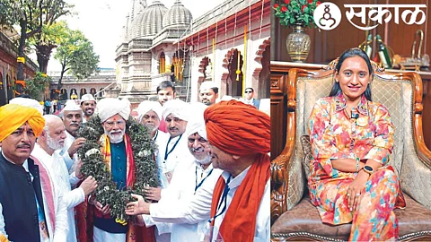 Prasad Maharaj, Chairman of Sant Sakharam Maharaj Sansthan, Amalner, wearing a tulsi garland made by Anushka Patil of 'Floral Art by Anushka' to Prime Minister Narendra Modi.
