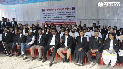 Officials of Nashik Bar Association protesting against the incident in Rahuri