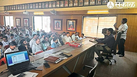 Tehsildar Surendra Deshmukh of Sinnar while training enumerators