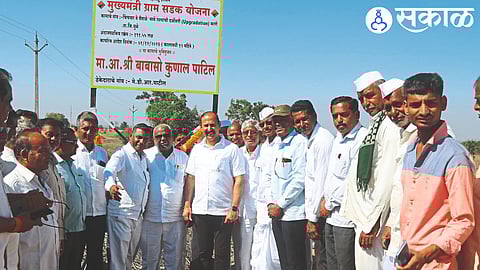 MLA Kunal Patil and other dignitaries, villagers present at the Bhoomipuja of Chinchwar-Saitale road work.