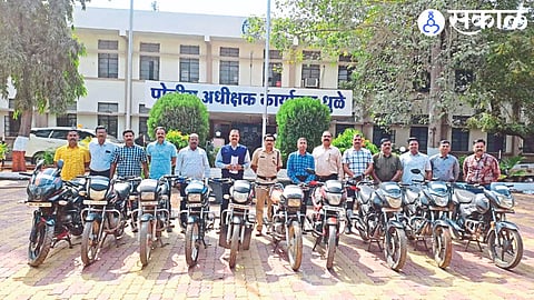 Superintendent of Police Shrikant Dhiware, Police Inspector Dattatray Shinde of LCB and the team along with the bikes seized from the thieves.