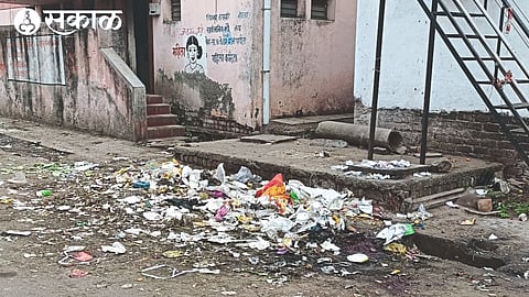 The unsanitary condition in the vegetable market area of Shivaji Chowk.