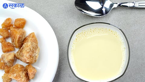 Jaggery Milk : या कारणांमुळे हिवाळ्यात प्यावे गुळाचे दूध, आरोग्याच्या समस्या होतील दूर