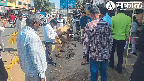 Police and municipal council officers taking concrete measures against unruly traffic on Khaparale Naka and Sinnar Sardwadi road within the police station limits.