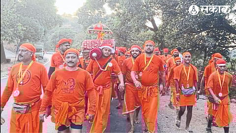 A palanquin of Om Sai Mandal from Dombivli headed towards Shirdi with the slogan 'With God, meeting with God'.