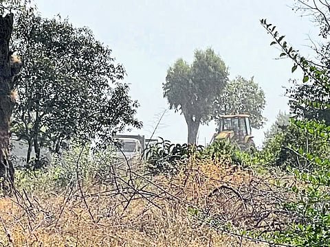 शासकीय जमिनीत अतिक्रमण करून बांधलेल्या अनधिकृत मदरस्यावर प्रशासनाचा  हातोडा.