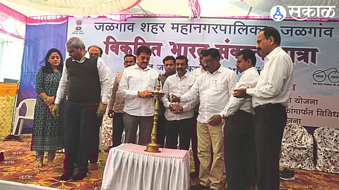 MLA Suresh Bhole, municipal officials and ex-officers at the start of the Evolved Bharat Sankalp Yatra.