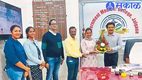 While congratulating the 'team' of Government Medical College and Hospital of Jalgaon, who participated in the research of ICMR-NIE, the founder Dr. Girish Thakur.