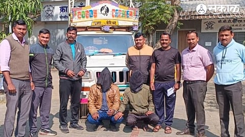 Two suspects arrested with beef and pickup. Along with the team of Unit One of the City Crime Branch