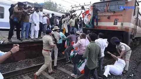 Railway: दादर स्थानकांत कॉंग्रेसतर्फे रेल रोको आंदोलन