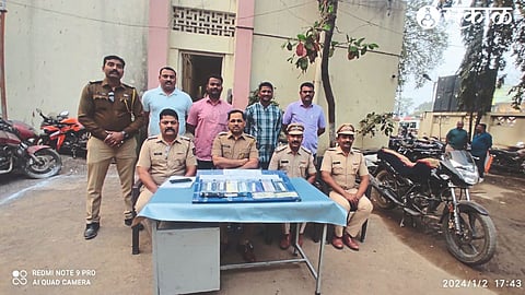 Upper Superintendent of Police Aniket Bharti, Police Inspector Raghunath Shegar and the team seized seven mobile phones, along with cash from the mobile thieves in Sarai by the Cantonment Police team.