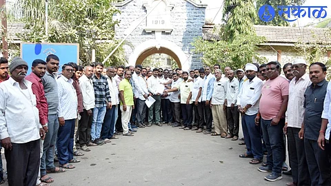 Baglan Taluka Truck, Tempo, Taxi Owners-Drivers Association submitting a statement to Tehsildar Kailas Chawde demanding that the new Motor Vehicle Act implemented by the Central Government is oppressive and unjust and the Act should be repealed immediately.