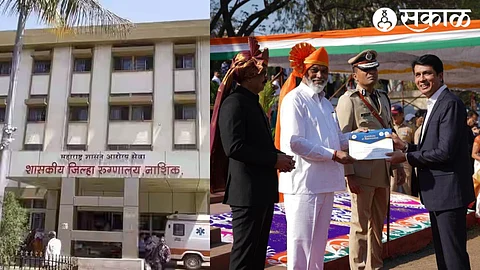 District Surgeon Dr. while receiving the award from the guardian minister Dadaji Bhuse on Republic Day. Charudatta Shinde. Along with Police Commissioner Sandeep Karnik Divisional Commissioner Radhakrishna Game