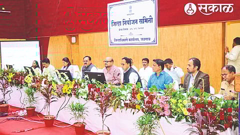 Guardian Minister Gulabrao Patil while giving instructions in the District Planning Committee meeting. Neighboring Minister Anil Patil, MP Unmesh Patil, MP Raksha Khadse, Collector Ayush Prasad.
