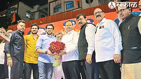 Aditya Thackeray and dignitaries wishing Sunil Bagul while giving bouquets on his Abhishtchintan ceremony.