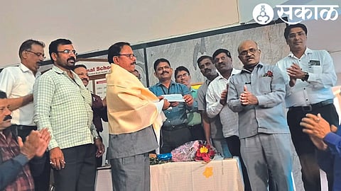 Teachers assisting contract teacher Bhanudas Shirasath.