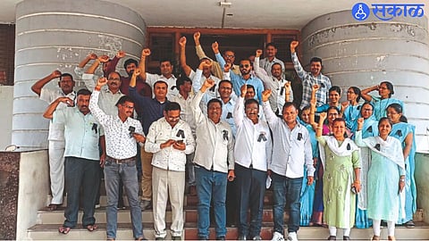 Protest against Zilla Parishad CEO office being locked and punching an employee