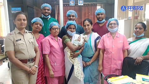 Thane News: वागळे पोलिसांना लक्ष्मीची प्राप्ती, चिमुकलीच्या स्वागतासाठी उधळली फुले, वाटले पेढे