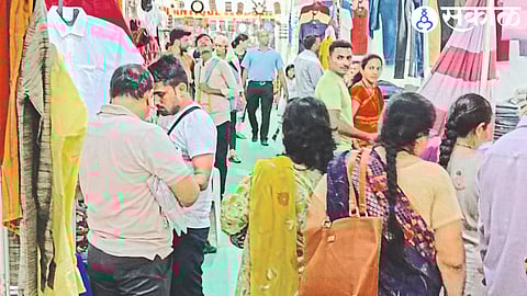 Crowd for 'Indian Craft Expo'.