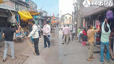 Employees of Municipal Encroachment Removal Team removing encroachments from the procession route.