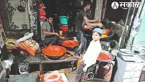Professionals preparing Gudishev near Chandanpuri Gate