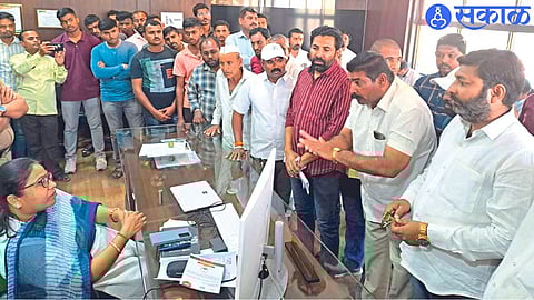 Citizens of Morane presenting the issue of water to Municipal Commissioner and Administrator Amita Dagde-Patil.