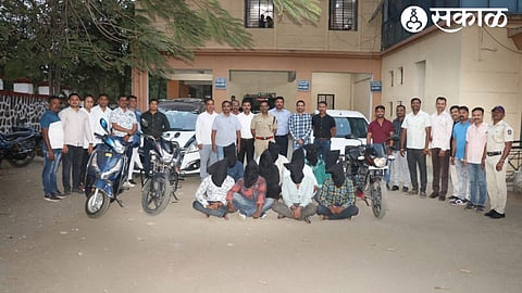 The gang of Attal burglars has been arrested and along with the suspects Nashik Rural Additional Superintendent of Police Aditya Mirkhelkar, Police Inspector Raju Surve and the team.