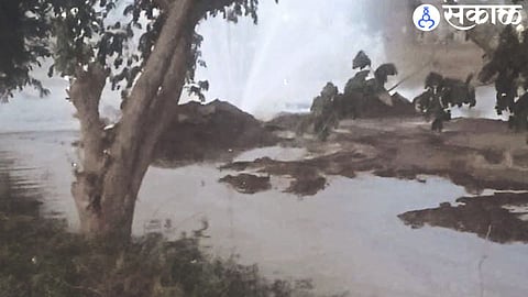 Millions of liters of water was wasted when the water supply pipe to Dhule burst at Bagmala along the Mumbai-Agra highway.