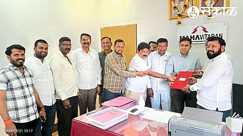 Sudam Demse, Sanjay Navale, Trimbak Kombe, Sunil Kothmire, Madan Demse, Dhananjay Gawli, Darshan Ladda while presenting the complaint booklet to Satish Meher.