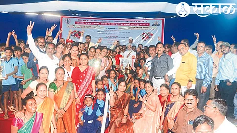 Guardian Minister Dada Bhuse, MLA Narendra Darade, Ashima Mittal along with winning players, Peth taluka teachers, staff etc. while giving the trophy to the Peth Panchayat Samiti after winning the overall title of Zilla Parishad President's Trophy 2023-24.