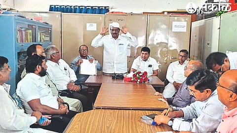 Former MLA Nanasaheb Boraste speaking at the meeting of Teachers' Democratic Alliance. Neighbors Ravindra More, Hiralal Pagdal, N. D. Nandra.