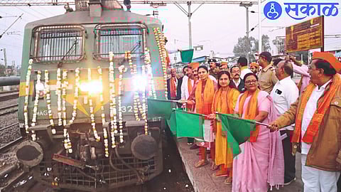 Bhusawal MP Raksha Khadse and office bearers while showing green flag to 'Aastha Express'.