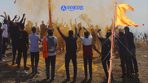 Thane News: ऐतिहासिक गुमतारा किल्ल्यावर फडकला ३५ फुट उंच भगवा