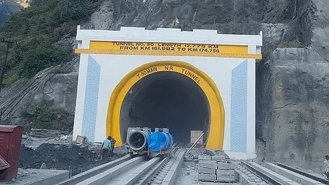 Indias Longest Tunnel : देशातील सर्वांत लांब मालवाहतुकीसाठीचा बोगदा खुला; मोदींनी रेल्वे गाड्यांना दाखविला हिरवा झेंडा