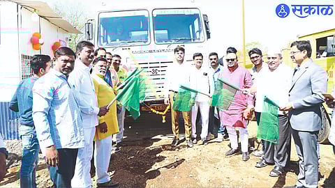 Minister Gulabrao Patil while inaugurating government sand depot in Tapi riverbed at Nanded in Dharangaon taluka.