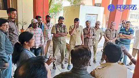 Agar Pramukh Savita Kale giving instructions to conductors and drivers at the bus depot.