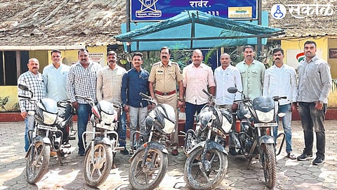 Inspector Pradeep Thakur, police personnel Ishwar Chavan, Suresh Medhe, Saadhan Thakur, Sachin Ghuge etc. along with motorcycles seized by police.