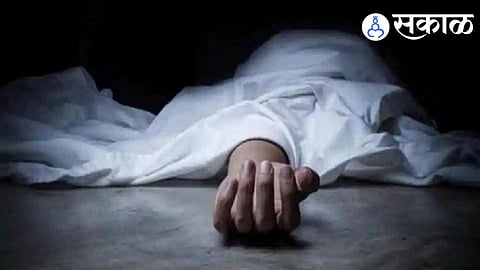 Throwing himself under running train Extreme step taken by Jalgaon youth news