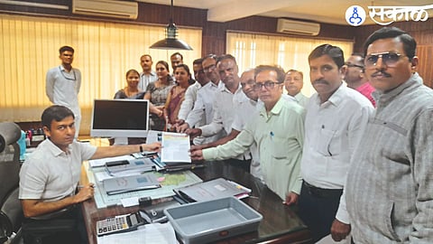 delegation of Junior College Teachers' Association presenting various demands to Abhinav Goyal.
